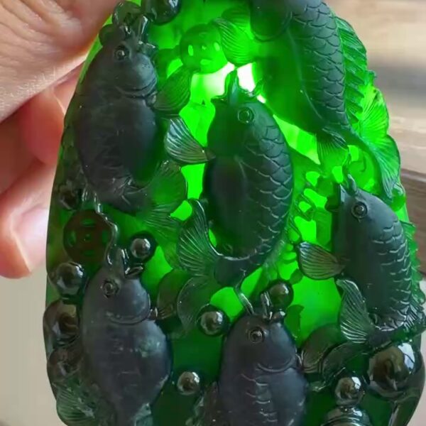 墨翠一燈爆綠厚裝立體雕工翡翠吊墜 65mm｜魚躍富貴・墨翠至尊・大器厚裝