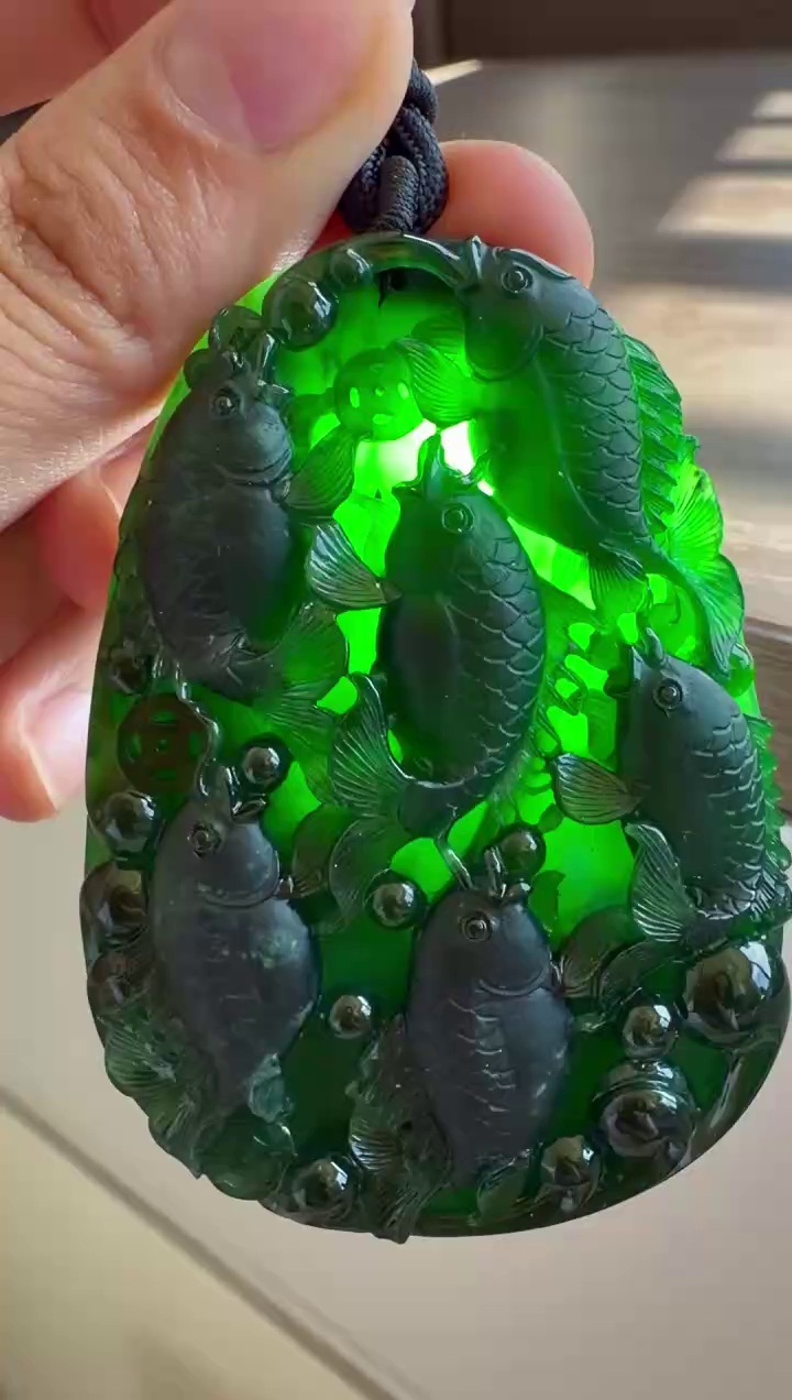 墨翠一燈爆綠厚裝立體雕工翡翠吊墜 65mm|魚躍富貴・墨翠至尊・大器厚裝 1 墨翠一燈爆綠厚裝立體雕工翡翠吊墜 65mm|魚躍富貴・墨翠至尊・大器厚裝