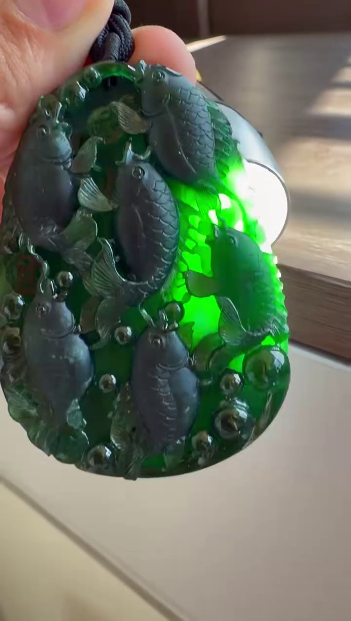 墨翠一燈爆綠厚裝立體雕工翡翠吊墜 65mm|魚躍富貴・墨翠至尊・大器厚裝 2 墨翠一燈爆綠厚裝立體雕工翡翠吊墜 65mm|魚躍富貴・墨翠至尊・大器厚裝 - Image 2