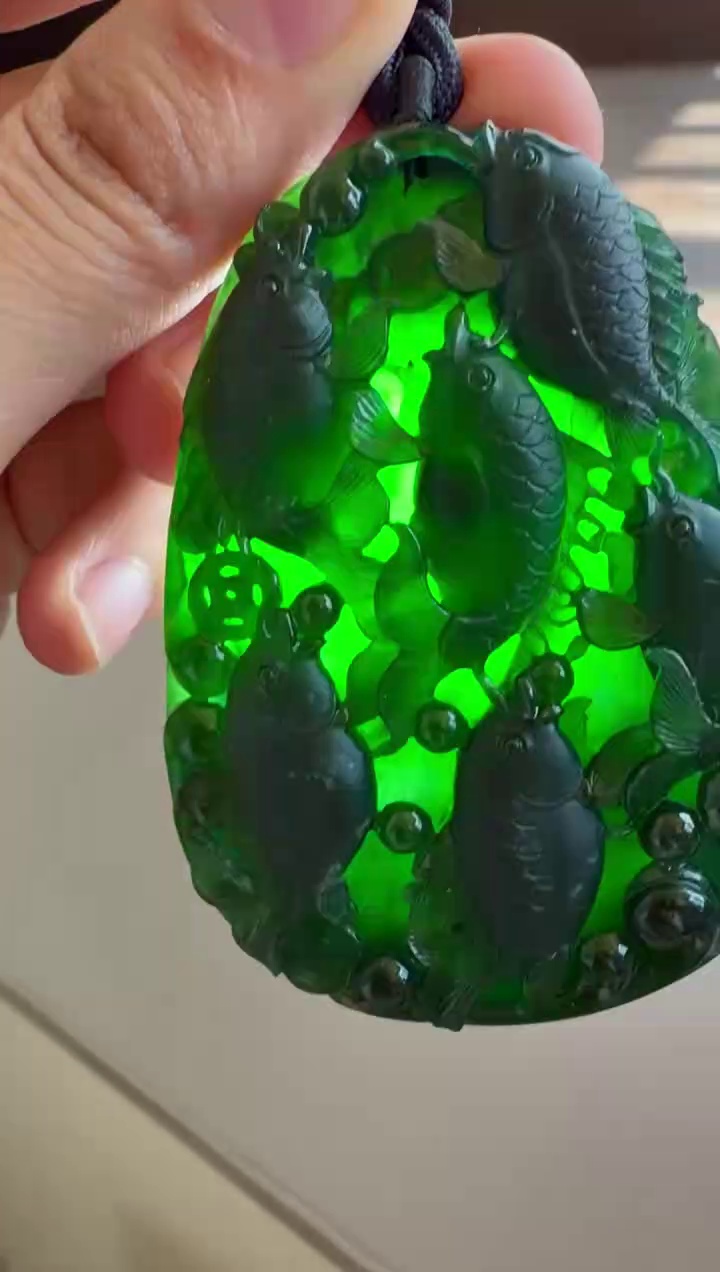 墨翠一燈爆綠厚裝立體雕工翡翠吊墜 65mm|魚躍富貴・墨翠至尊・大器厚裝 3 墨翠一燈爆綠厚裝立體雕工翡翠吊墜 65mm|魚躍富貴・墨翠至尊・大器厚裝 - Image 3