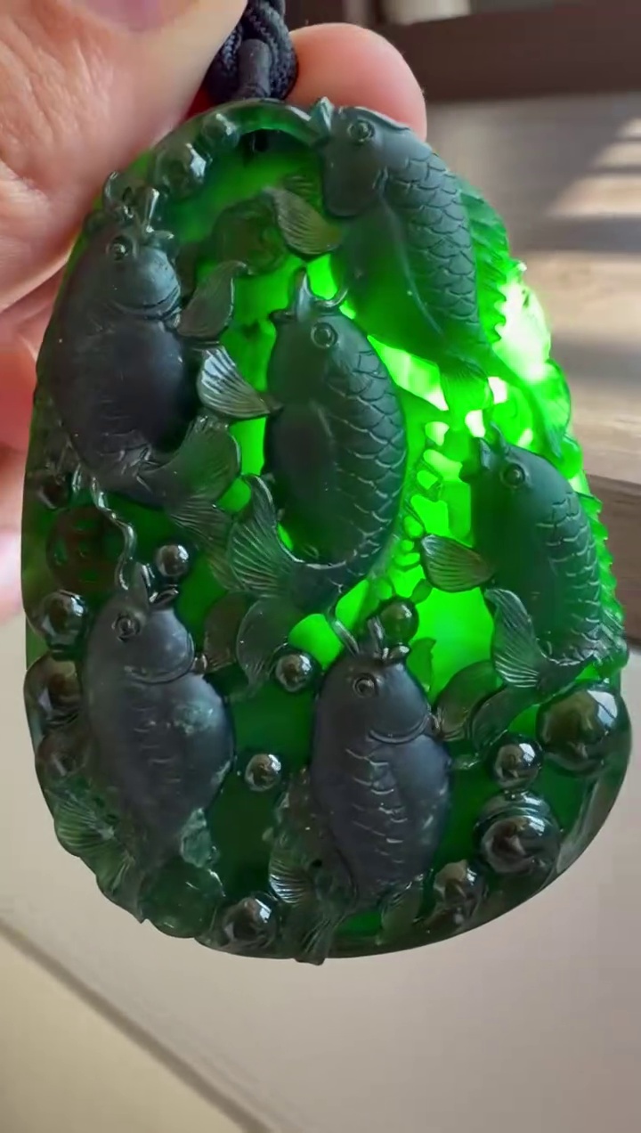 墨翠一燈爆綠厚裝立體雕工翡翠吊墜 65mm|魚躍富貴・墨翠至尊・大器厚裝 4 墨翠一燈爆綠厚裝立體雕工翡翠吊墜 65mm|魚躍富貴・墨翠至尊・大器厚裝 - Image 4