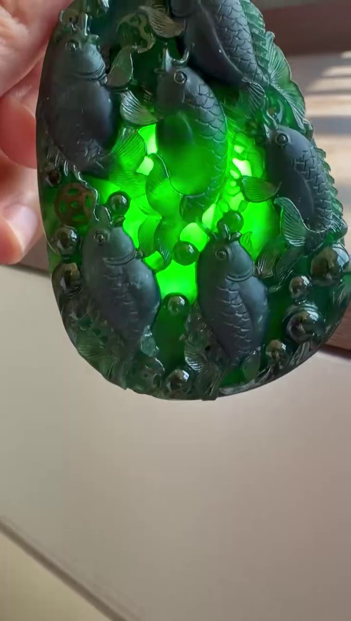 墨翠一燈爆綠厚裝立體雕工翡翠吊墜 65mm|魚躍富貴・墨翠至尊・大器厚裝 5 墨翠一燈爆綠厚裝立體雕工翡翠吊墜 65mm|魚躍富貴・墨翠至尊・大器厚裝 - Image 5
