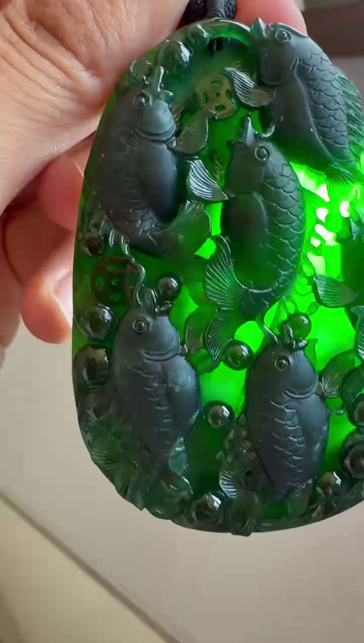 墨翠一燈爆綠厚裝立體雕工翡翠吊墜 65mm|魚躍富貴・墨翠至尊・大器厚裝 6 墨翠一燈爆綠厚裝立體雕工翡翠吊墜 65mm|魚躍富貴・墨翠至尊・大器厚裝 - Image 6