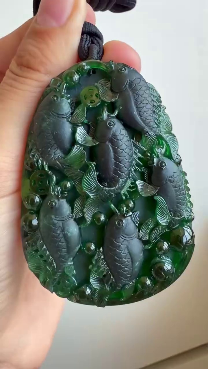墨翠一燈爆綠厚裝立體雕工翡翠吊墜 65mm|魚躍富貴・墨翠至尊・大器厚裝 7 墨翠一燈爆綠厚裝立體雕工翡翠吊墜 65mm|魚躍富貴・墨翠至尊・大器厚裝 - Image 7