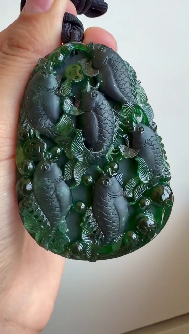 墨翠一燈爆綠厚裝立體雕工翡翠吊墜 65mm|魚躍富貴・墨翠至尊・大器厚裝 8 墨翠一燈爆綠厚裝立體雕工翡翠吊墜 65mm|魚躍富貴・墨翠至尊・大器厚裝 - Image 8