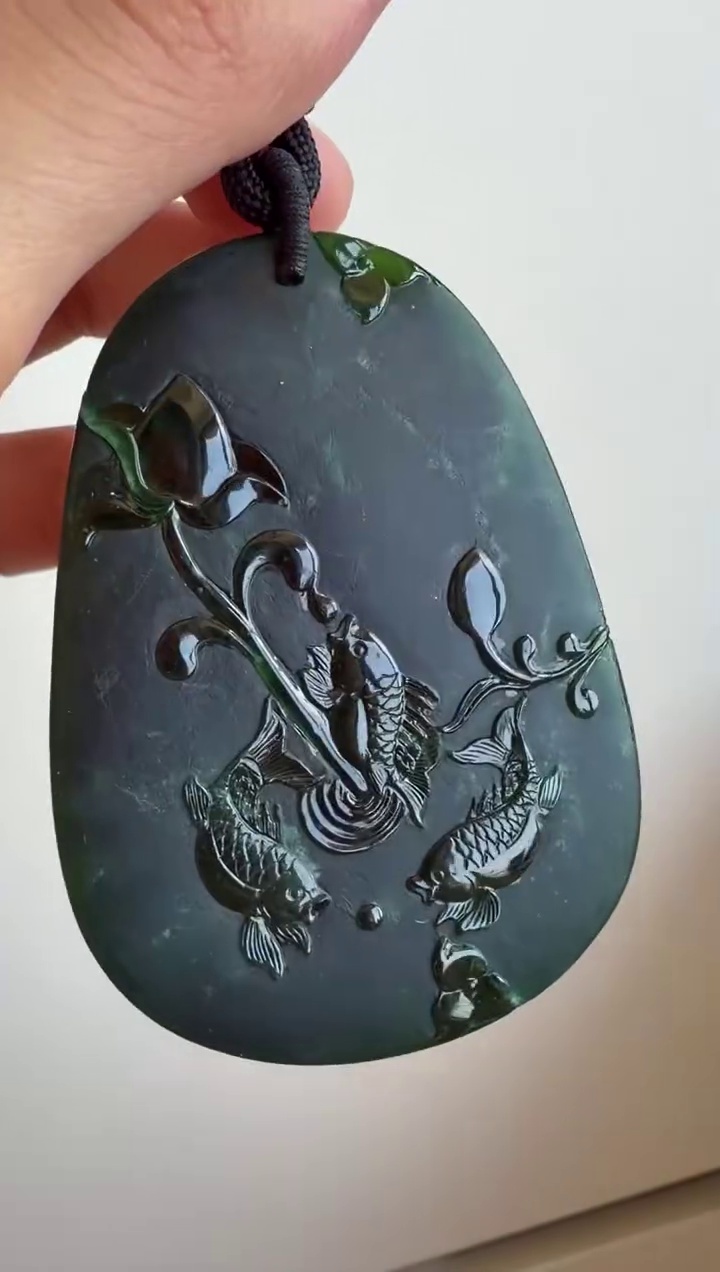 墨翠一燈爆綠厚裝立體雕工翡翠吊墜 65mm|魚躍富貴・墨翠至尊・大器厚裝 9 墨翠一燈爆綠厚裝立體雕工翡翠吊墜 65mm|魚躍富貴・墨翠至尊・大器厚裝 - Image 9