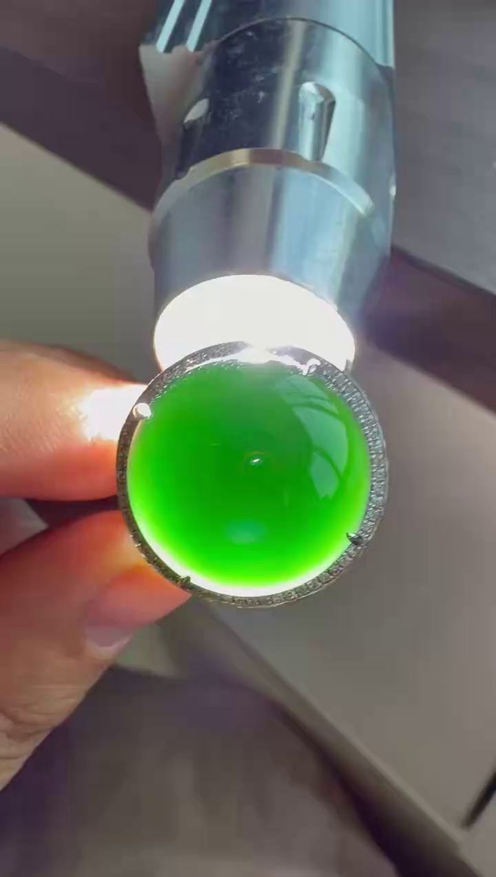 18K 金鑽石豪華鑲嵌特大墨翠蛋面戒指 17mm・圈口 20|墨翠至尊・打燈全綠・霸氣珍藏 2 18K 金鑽石豪華鑲嵌特大墨翠蛋面戒指 17mm・圈口 20|墨翠至尊・打燈全綠・霸氣珍藏 - Image 2