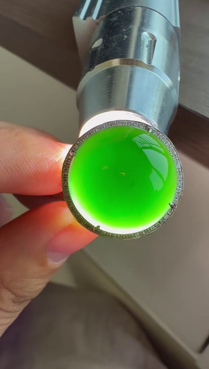 18K 金鑽石豪華鑲嵌特大墨翠蛋面戒指 17mm・圈口 20|墨翠至尊・打燈全綠・霸氣珍藏 3 18K 金鑽石豪華鑲嵌特大墨翠蛋面戒指 17mm・圈口 20|墨翠至尊・打燈全綠・霸氣珍藏 - Image 3