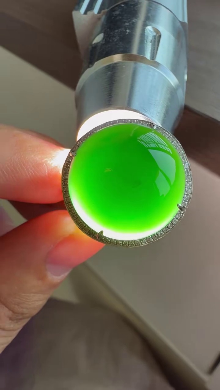 18K 金鑽石豪華鑲嵌特大墨翠蛋面戒指 17mm・圈口 20|墨翠至尊・打燈全綠・霸氣珍藏 1 18K 金鑽石豪華鑲嵌特大墨翠蛋面戒指 17mm・圈口 20|墨翠至尊・打燈全綠・霸氣珍藏