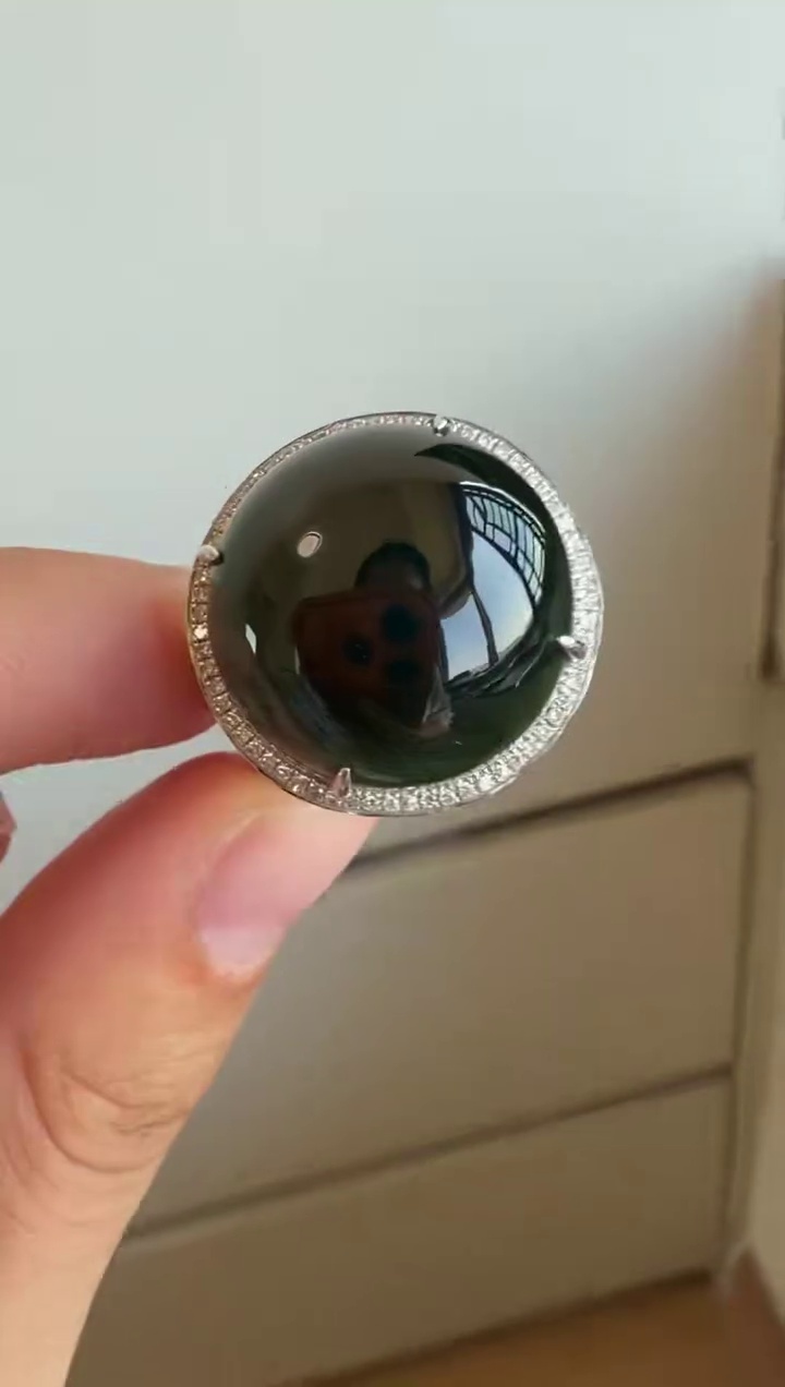 18K 金鑽石豪華鑲嵌特大墨翠蛋面戒指 17mm・圈口 20|墨翠至尊・打燈全綠・霸氣珍藏 4 18K 金鑽石豪華鑲嵌特大墨翠蛋面戒指 17mm・圈口 20|墨翠至尊・打燈全綠・霸氣珍藏 - Image 4