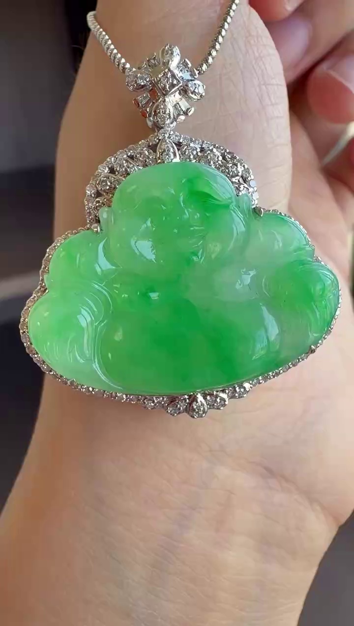 18K 金鑽石包邊重金鑲嵌冰種飄綠花翡翠佛公吊墜 36mm|笑口常開・重金奢華・厚裝飽滿 1 18K 金鑽石包邊重金鑲嵌冰種飄綠花翡翠佛公吊墜 36mm|笑口常開・重金奢華・厚裝飽滿