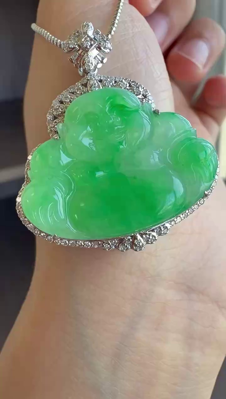 18K 金鑽石包邊重金鑲嵌冰種飄綠花翡翠佛公吊墜 36mm|笑口常開・重金奢華・厚裝飽滿 4 18K 金鑽石包邊重金鑲嵌冰種飄綠花翡翠佛公吊墜 36mm|笑口常開・重金奢華・厚裝飽滿 - Image 4