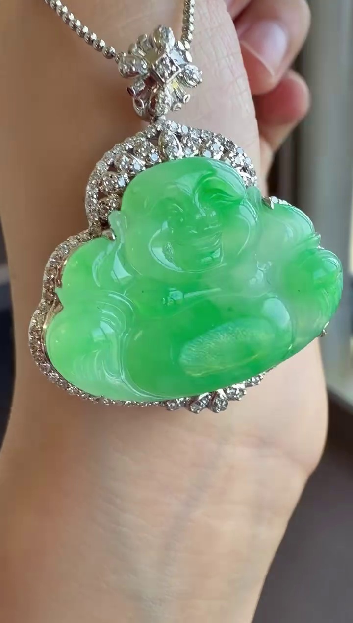18K 金鑽石包邊重金鑲嵌冰種飄綠花翡翠佛公吊墜 36mm|笑口常開・重金奢華・厚裝飽滿 6 18K 金鑽石包邊重金鑲嵌冰種飄綠花翡翠佛公吊墜 36mm|笑口常開・重金奢華・厚裝飽滿 - Image 6