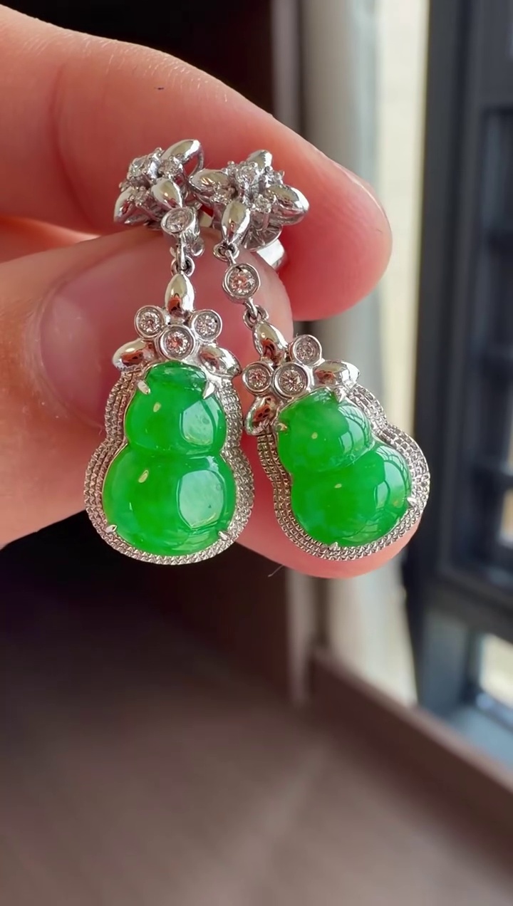 18K 金鑽石豪華鑲嵌滿冰陽綠翡翠葫蘆耳環 25mm|滿色陽綠・晶瑩剔透・福祿雙全 2 18K 金鑽石豪華鑲嵌滿冰陽綠翡翠葫蘆耳環 25mm|滿色陽綠・晶瑩剔透・福祿雙全 - Image 2