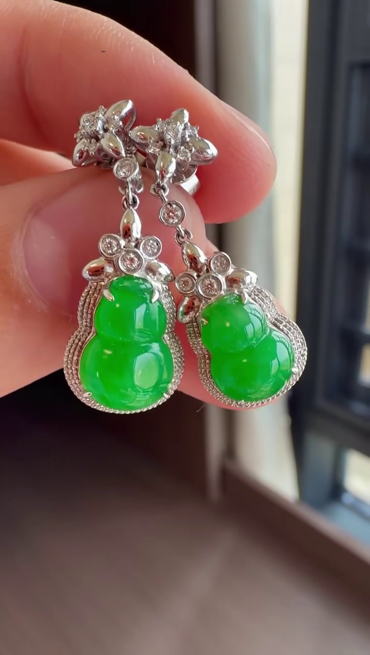 18K 金鑽石豪華鑲嵌滿冰陽綠翡翠葫蘆耳環 25mm|滿色陽綠・晶瑩剔透・福祿雙全 3 18K 金鑽石豪華鑲嵌滿冰陽綠翡翠葫蘆耳環 25mm|滿色陽綠・晶瑩剔透・福祿雙全 - Image 3