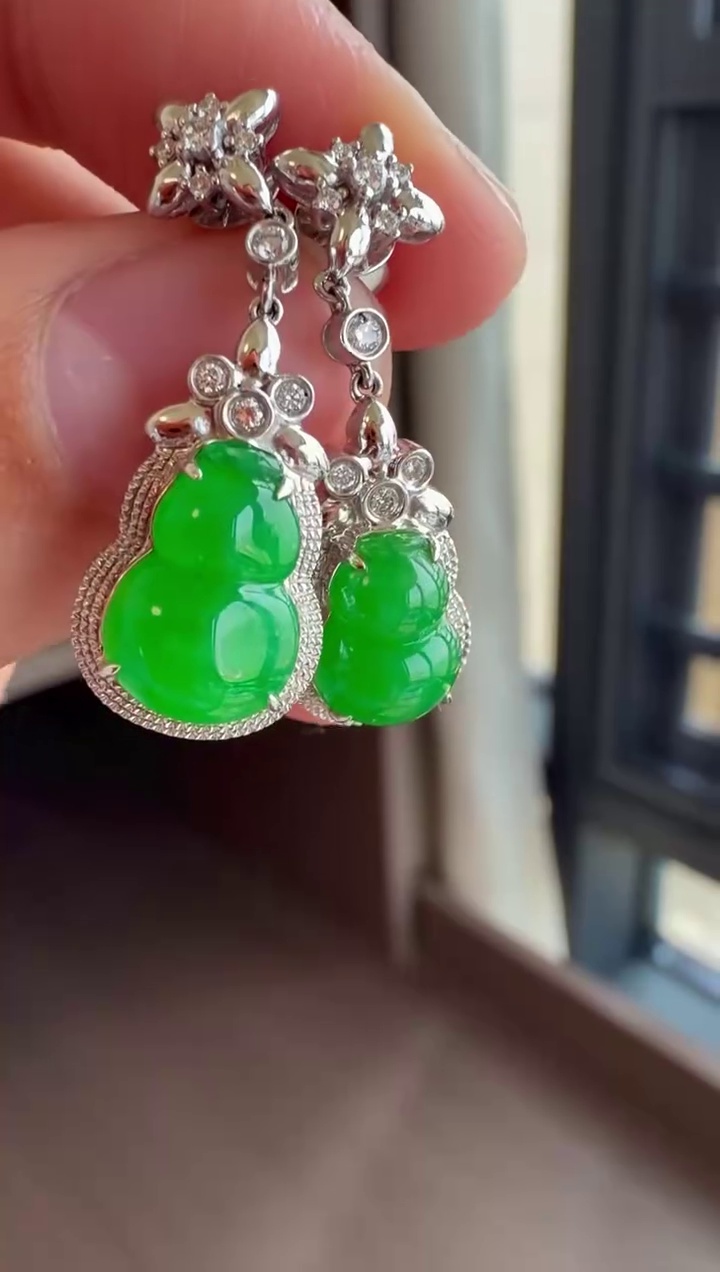 18K 金鑽石豪華鑲嵌滿冰陽綠翡翠葫蘆耳環 25mm|滿色陽綠・晶瑩剔透・福祿雙全 4 18K 金鑽石豪華鑲嵌滿冰陽綠翡翠葫蘆耳環 25mm|滿色陽綠・晶瑩剔透・福祿雙全 - Image 4