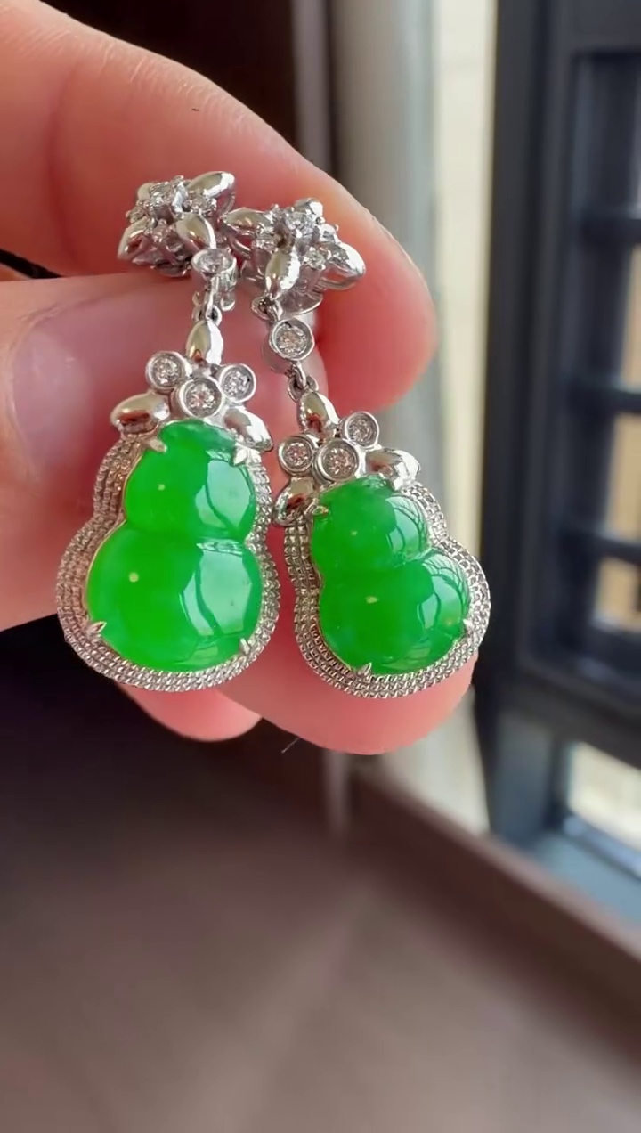 18K 金鑽石豪華鑲嵌滿冰陽綠翡翠葫蘆耳環 25mm|滿色陽綠・晶瑩剔透・福祿雙全 5 18K 金鑽石豪華鑲嵌滿冰陽綠翡翠葫蘆耳環 25mm|滿色陽綠・晶瑩剔透・福祿雙全 - Image 5