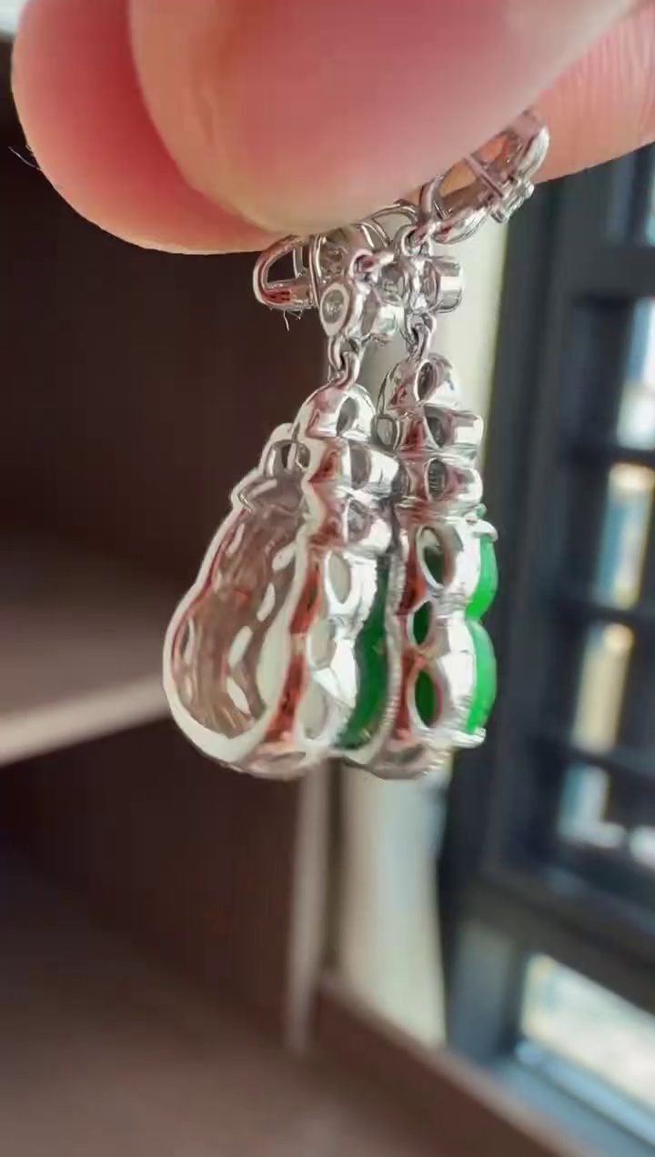 18K 金鑽石豪華鑲嵌滿冰陽綠翡翠葫蘆耳環 25mm|滿色陽綠・晶瑩剔透・福祿雙全 8 18K 金鑽石豪華鑲嵌滿冰陽綠翡翠葫蘆耳環 25mm|滿色陽綠・晶瑩剔透・福祿雙全 - Image 8