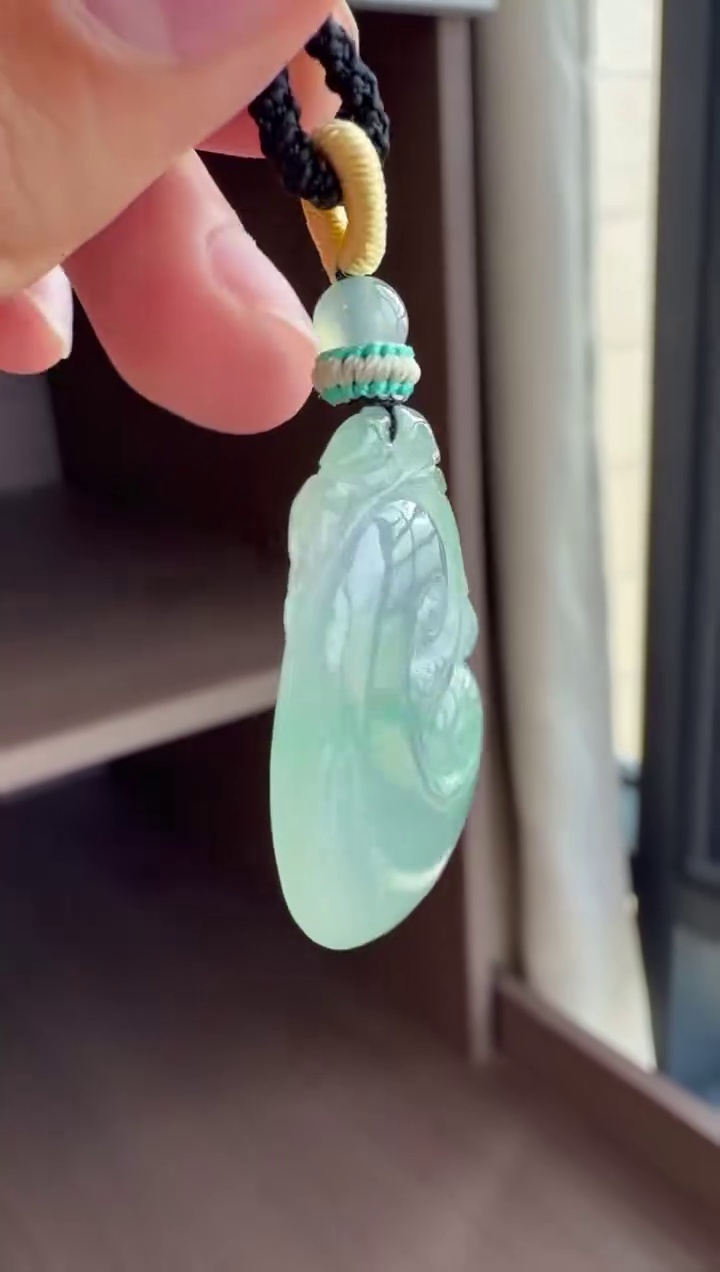 【如意】冰膠種春彩料子飽滿翡翠如意吊墜 36mm|春帶彩意・冰膠起光・事事如意 8 【如意】冰膠種春彩料子飽滿翡翠如意吊墜 36mm|春帶彩意・冰膠起光・事事如意 - Image 8