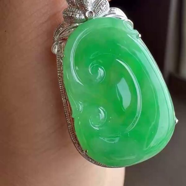 【如意】18K 金精工鑲嵌滿綠底色大尺寸翡翠如意吊墜 41mm｜滿綠底色・典雅輕奢・事事如意