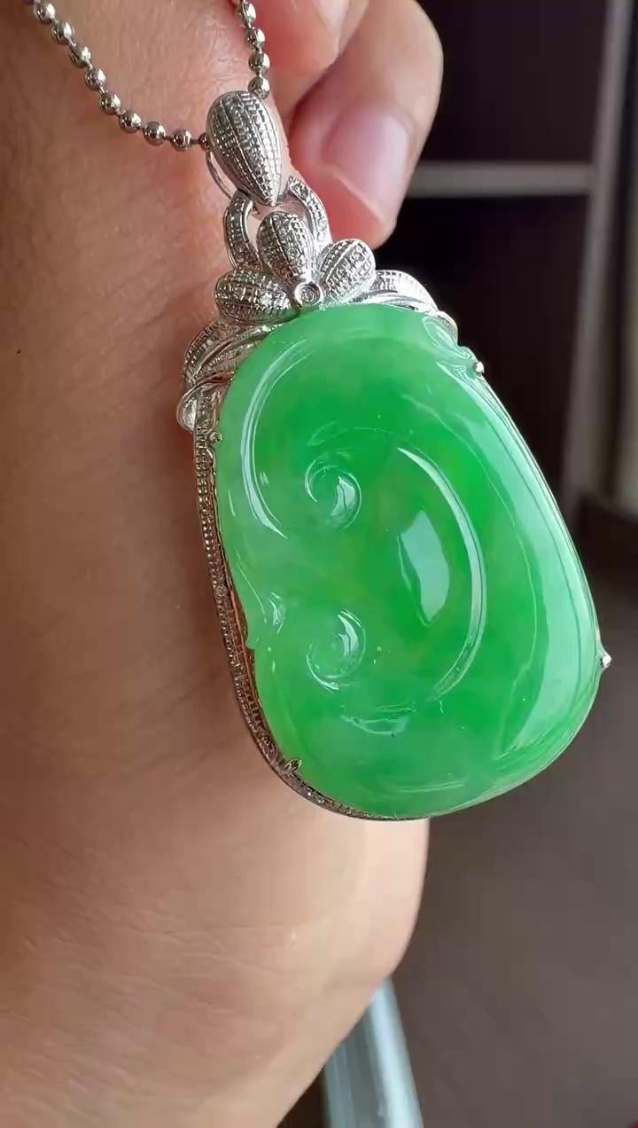 【如意】18K 金精工鑲嵌滿綠底色大尺寸翡翠如意吊墜 41mm|滿綠底色・典雅輕奢・事事如意 1 【如意】18K 金精工鑲嵌滿綠底色大尺寸翡翠如意吊墜 41mm|滿綠底色・典雅輕奢・事事如意