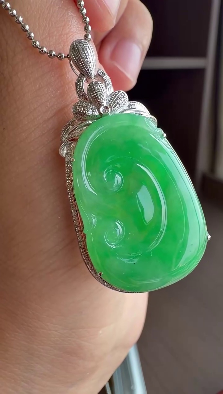 【如意】18K 金精工鑲嵌滿綠底色大尺寸翡翠如意吊墜 41mm|滿綠底色・典雅輕奢・事事如意 2 【如意】18K 金精工鑲嵌滿綠底色大尺寸翡翠如意吊墜 41mm|滿綠底色・典雅輕奢・事事如意 - Image 2
