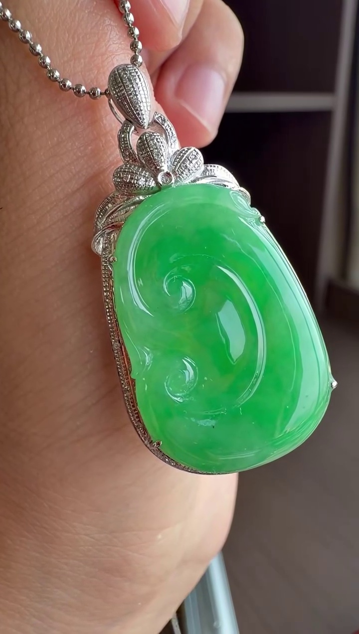 【如意】18K 金精工鑲嵌滿綠底色大尺寸翡翠如意吊墜 41mm|滿綠底色・典雅輕奢・事事如意 3 【如意】18K 金精工鑲嵌滿綠底色大尺寸翡翠如意吊墜 41mm|滿綠底色・典雅輕奢・事事如意 - Image 3