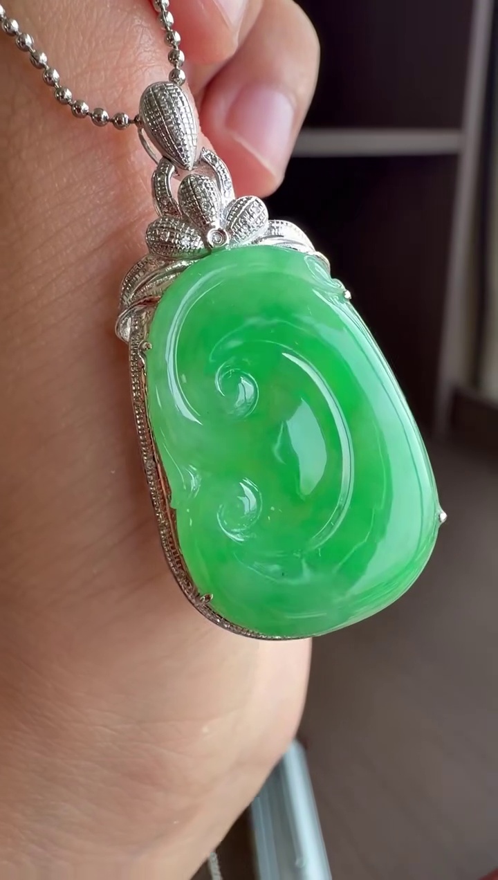 【如意】18K 金精工鑲嵌滿綠底色大尺寸翡翠如意吊墜 41mm|滿綠底色・典雅輕奢・事事如意 4 【如意】18K 金精工鑲嵌滿綠底色大尺寸翡翠如意吊墜 41mm|滿綠底色・典雅輕奢・事事如意 - Image 4