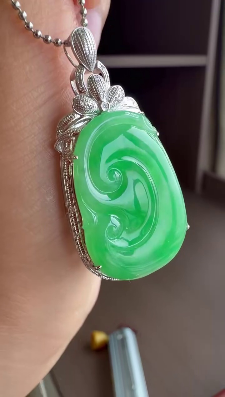 【如意】18K 金精工鑲嵌滿綠底色大尺寸翡翠如意吊墜 41mm|滿綠底色・典雅輕奢・事事如意 5 【如意】18K 金精工鑲嵌滿綠底色大尺寸翡翠如意吊墜 41mm|滿綠底色・典雅輕奢・事事如意 - Image 5