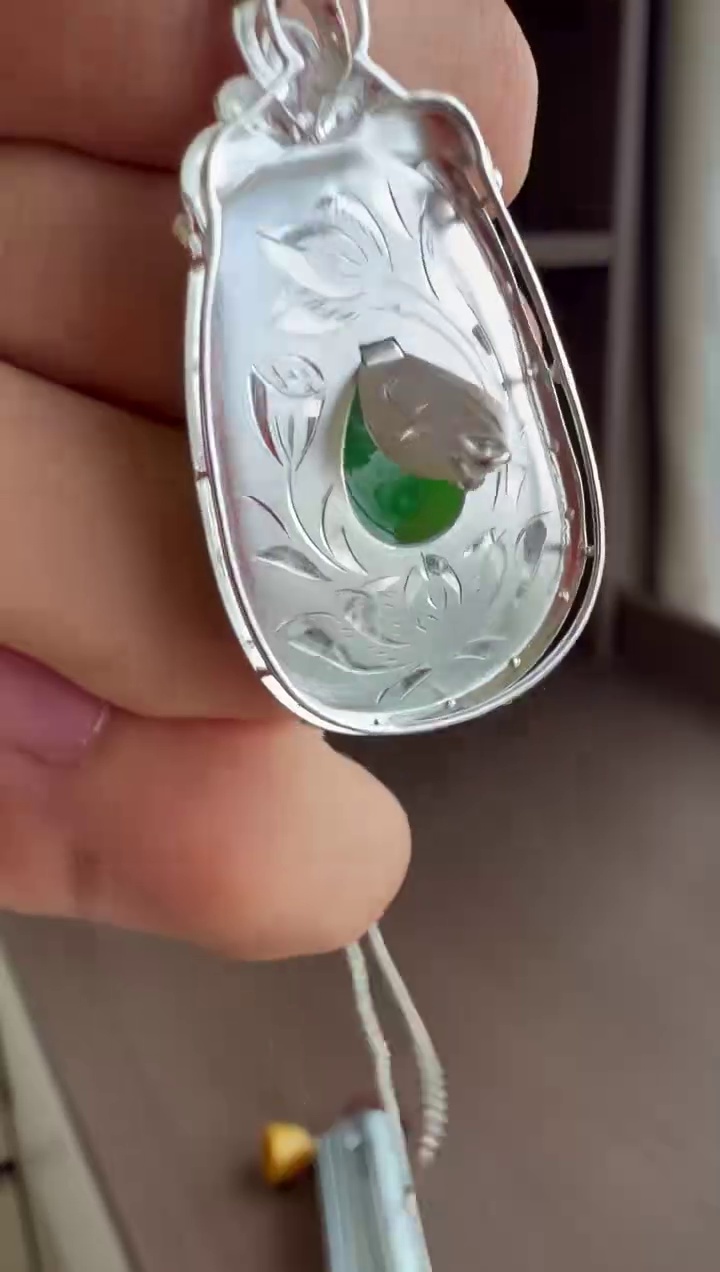 【如意】18K 金精工鑲嵌滿綠底色大尺寸翡翠如意吊墜 41mm|滿綠底色・典雅輕奢・事事如意 6 【如意】18K 金精工鑲嵌滿綠底色大尺寸翡翠如意吊墜 41mm|滿綠底色・典雅輕奢・事事如意 - Image 6