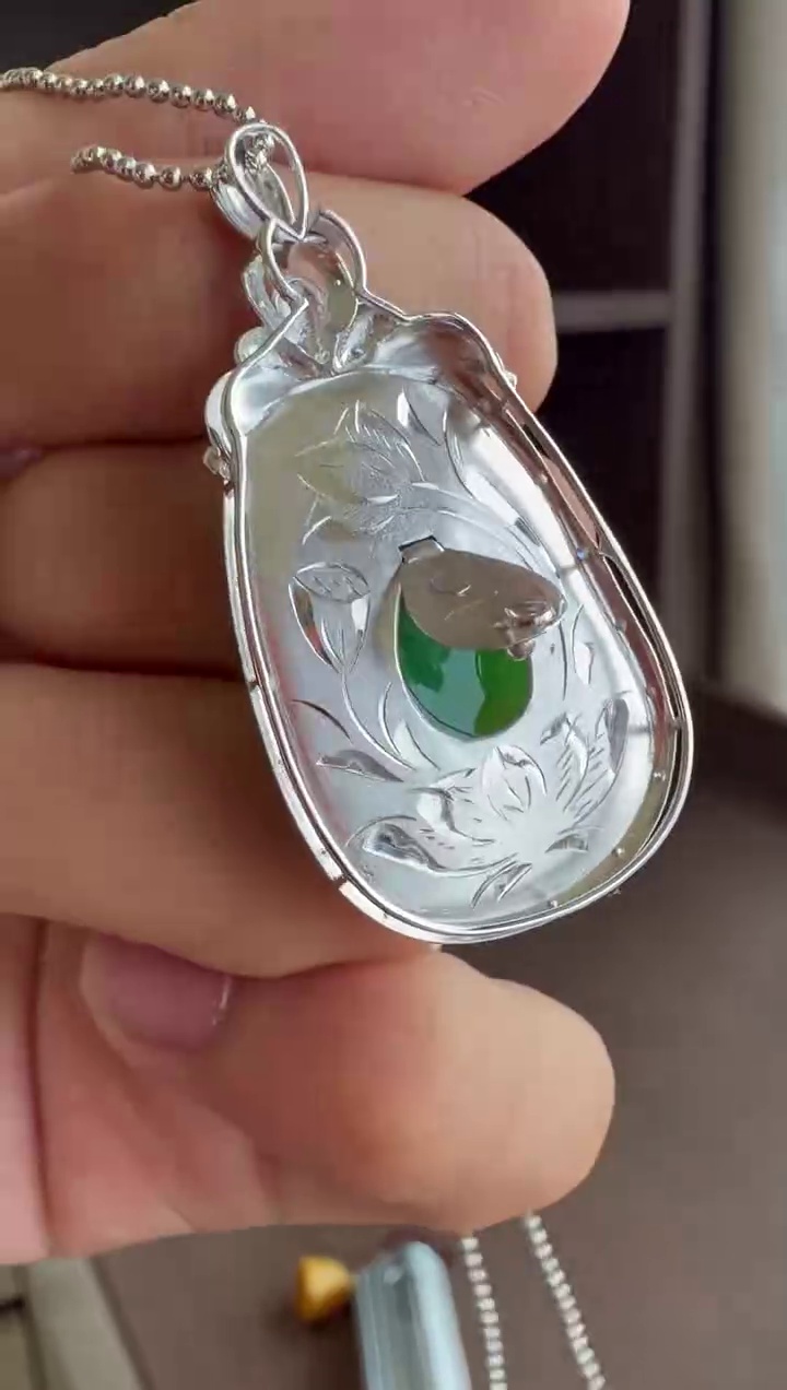 【如意】18K 金精工鑲嵌滿綠底色大尺寸翡翠如意吊墜 41mm|滿綠底色・典雅輕奢・事事如意 7 【如意】18K 金精工鑲嵌滿綠底色大尺寸翡翠如意吊墜 41mm|滿綠底色・典雅輕奢・事事如意 - Image 7