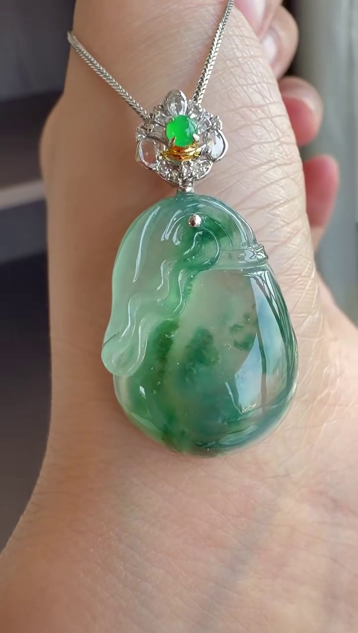 【福袋】18K 金冰飄藍花飽滿翡翠福袋吊墜 22mm|聚寶納福・冰潤飄花・靈動優雅 2 【福袋】18K 金冰飄藍花飽滿翡翠福袋吊墜 22mm|聚寶納福・冰潤飄花・靈動優雅 - Image 2