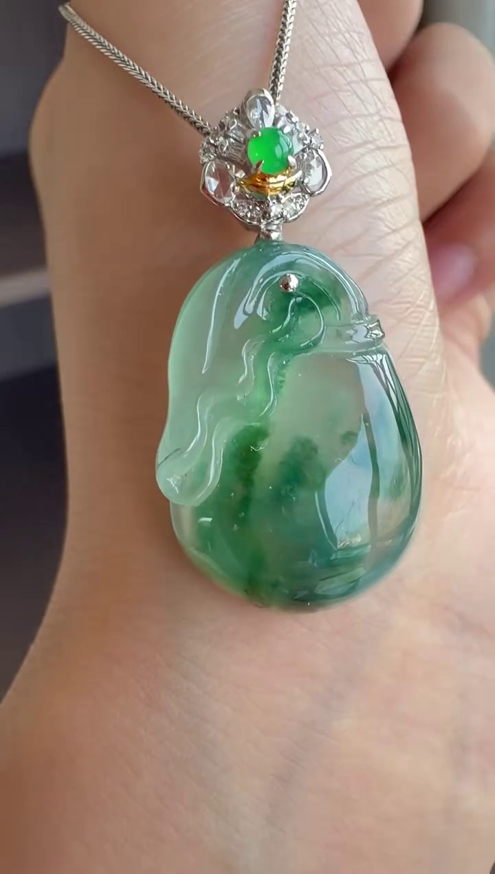 【福袋】18K 金冰飄藍花飽滿翡翠福袋吊墜 22mm|聚寶納福・冰潤飄花・靈動優雅 3 【福袋】18K 金冰飄藍花飽滿翡翠福袋吊墜 22mm|聚寶納福・冰潤飄花・靈動優雅 - Image 3