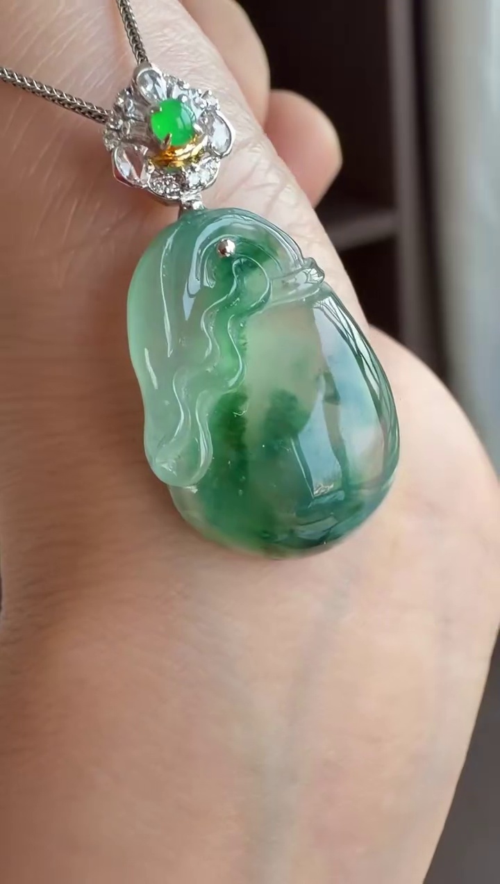 【福袋】18K 金冰飄藍花飽滿翡翠福袋吊墜 22mm|聚寶納福・冰潤飄花・靈動優雅 4 【福袋】18K 金冰飄藍花飽滿翡翠福袋吊墜 22mm|聚寶納福・冰潤飄花・靈動優雅 - Image 4