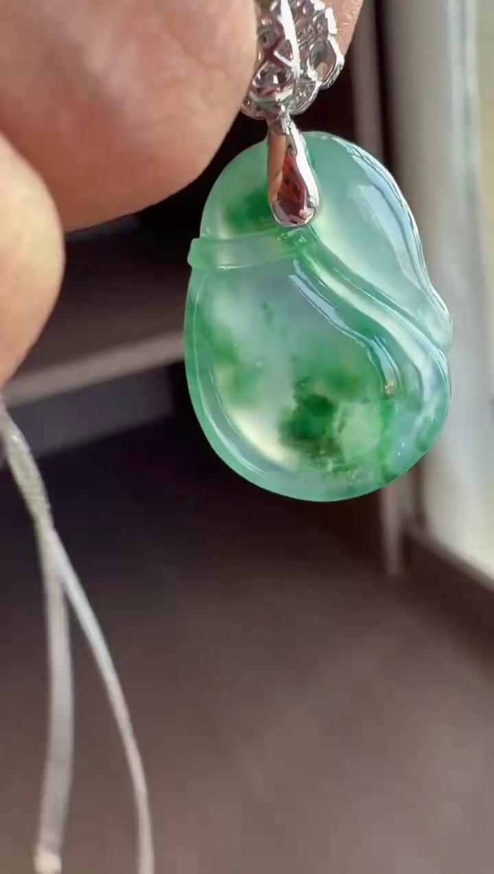 【福袋】18K 金冰飄藍花飽滿翡翠福袋吊墜 22mm|聚寶納福・冰潤飄花・靈動優雅 6 【福袋】18K 金冰飄藍花飽滿翡翠福袋吊墜 22mm|聚寶納福・冰潤飄花・靈動優雅 - Image 6