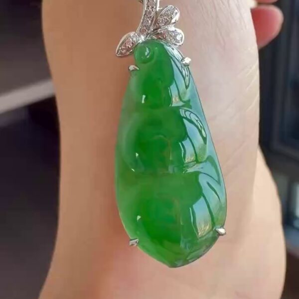 18K 金鑽石豪華鑲嵌滿冰綠高色危地馬拉翡翠四季豆吊墜 34mm｜滿綠高色・冰潤飽滿・四季平安
