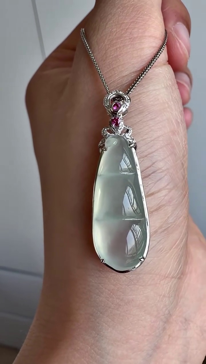 18K 金精工鑲嵌冰膠起光飽滿翡翠四季豆吊墜 33mm|冰膠起光・晶瑩剔透・四季平安・超值推薦 3 18K 金精工鑲嵌冰膠起光飽滿翡翠四季豆吊墜 33mm|冰膠起光・晶瑩剔透・四季平安・超值推薦 - Image 3