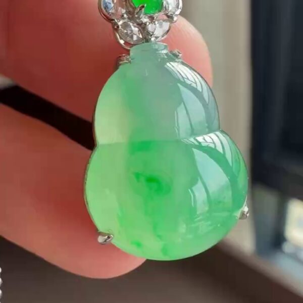 18K 金精工鑲嵌滿綠底色大尺寸翡翠如意吊墜 41mm｜滿綠底色・典雅輕奢・事事如意