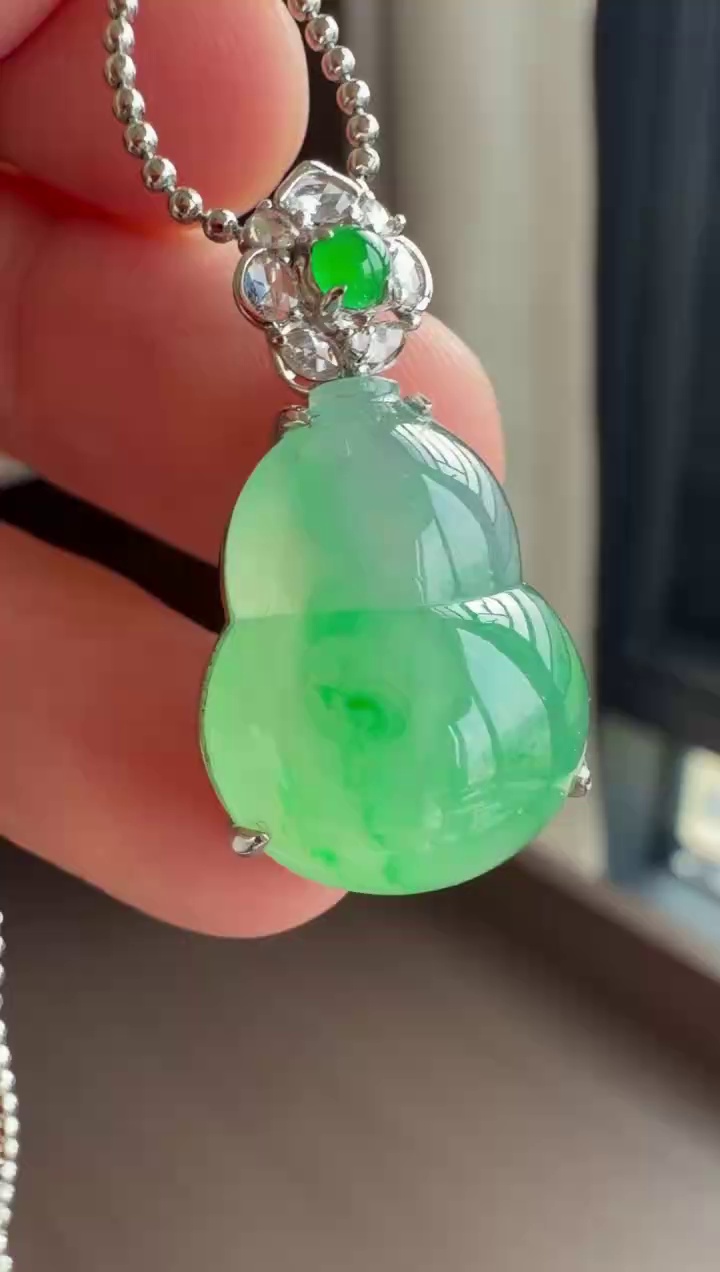 18K 金精工鑲嵌滿綠底色大尺寸翡翠如意吊墜 41mm|滿綠底色・典雅輕奢・事事如意 1 18K 金精工鑲嵌滿綠底色大尺寸翡翠如意吊墜 41mm|滿綠底色・典雅輕奢・事事如意