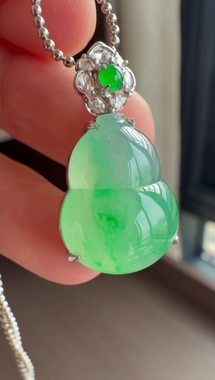 18K 金精工鑲嵌滿綠底色大尺寸翡翠如意吊墜 41mm|滿綠底色・典雅輕奢・事事如意 2 18K 金精工鑲嵌滿綠底色大尺寸翡翠如意吊墜 41mm|滿綠底色・典雅輕奢・事事如意 - Image 2
