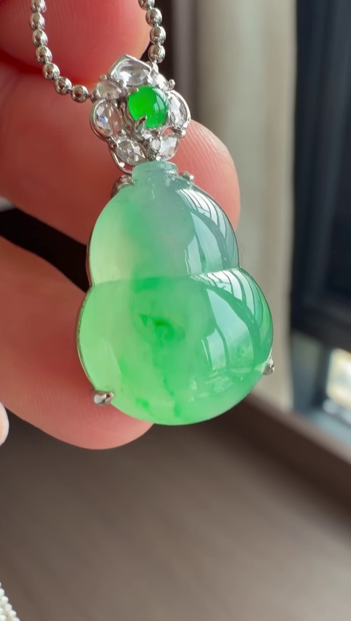 18K 金精工鑲嵌滿綠底色大尺寸翡翠如意吊墜 41mm|滿綠底色・典雅輕奢・事事如意 3 18K 金精工鑲嵌滿綠底色大尺寸翡翠如意吊墜 41mm|滿綠底色・典雅輕奢・事事如意 - Image 3
