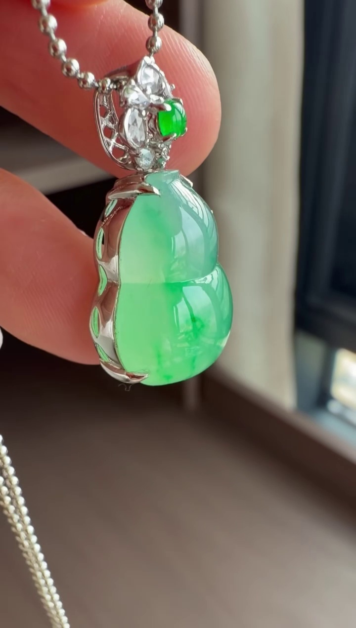 18K 金精工鑲嵌滿綠底色大尺寸翡翠如意吊墜 41mm|滿綠底色・典雅輕奢・事事如意 4 18K 金精工鑲嵌滿綠底色大尺寸翡翠如意吊墜 41mm|滿綠底色・典雅輕奢・事事如意 - Image 4