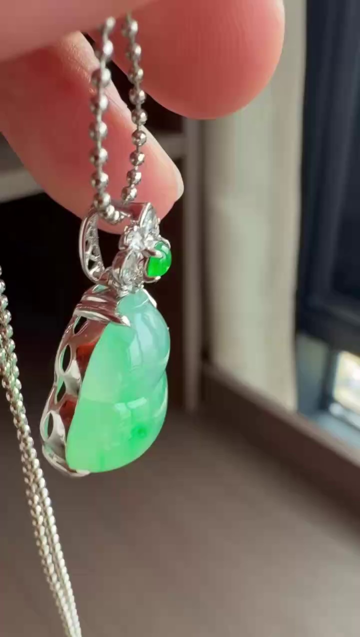 18K 金精工鑲嵌滿綠底色大尺寸翡翠如意吊墜 41mm|滿綠底色・典雅輕奢・事事如意 5 18K 金精工鑲嵌滿綠底色大尺寸翡翠如意吊墜 41mm|滿綠底色・典雅輕奢・事事如意 - Image 5