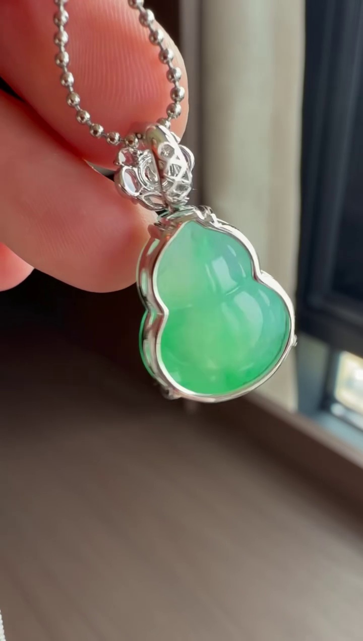 18K 金精工鑲嵌滿綠底色大尺寸翡翠如意吊墜 41mm|滿綠底色・典雅輕奢・事事如意 6 18K 金精工鑲嵌滿綠底色大尺寸翡翠如意吊墜 41mm|滿綠底色・典雅輕奢・事事如意 - Image 6