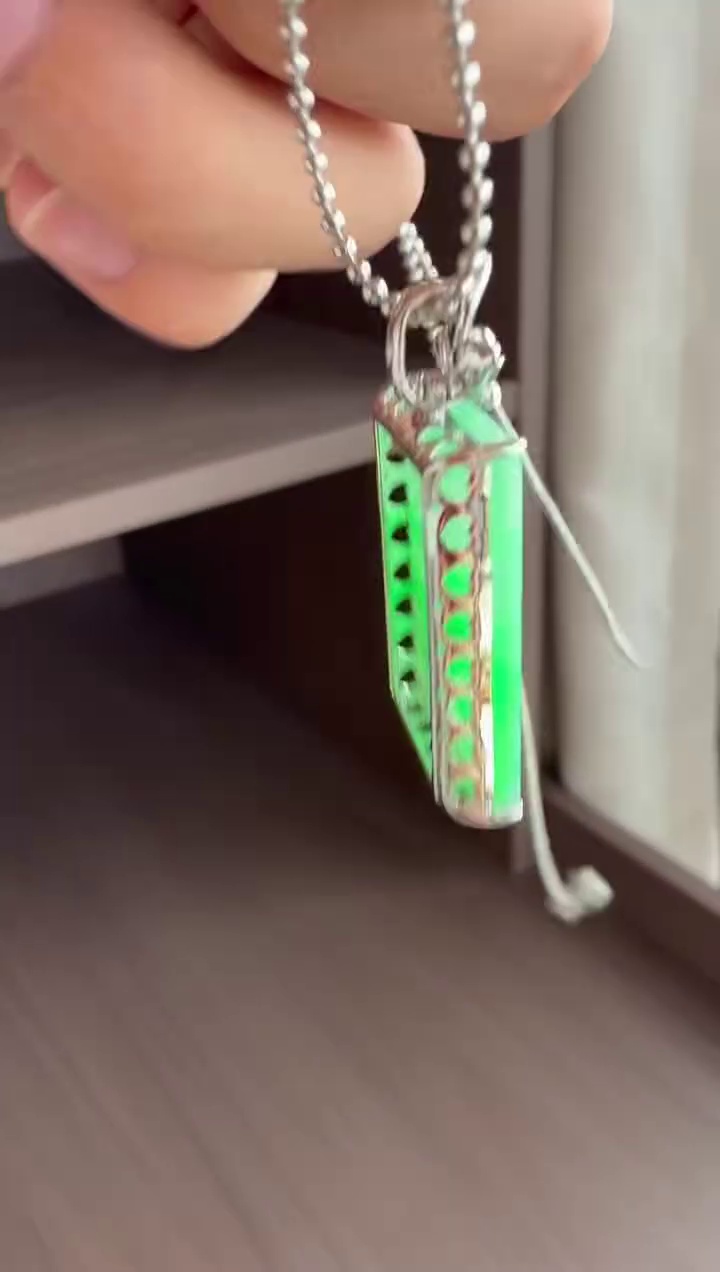 8K 金鑲鑽滿綠大尺寸翡翠無事牌吊墜 42mm|平安無事・翠色盈人・大器典雅 7 8K 金鑲鑽滿綠大尺寸翡翠無事牌吊墜 42mm|平安無事・翠色盈人・大器典雅 - Image 7