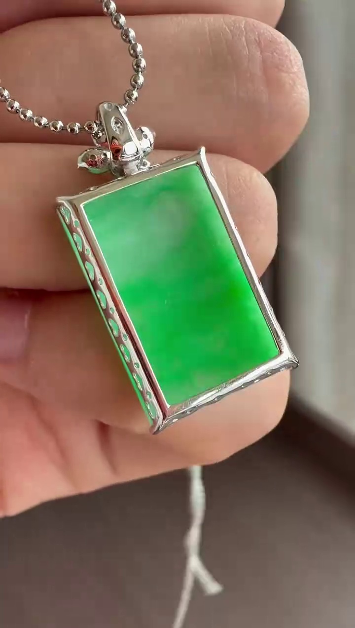 8K 金鑲鑽滿綠大尺寸翡翠無事牌吊墜 42mm|平安無事・翠色盈人・大器典雅 9 8K 金鑲鑽滿綠大尺寸翡翠無事牌吊墜 42mm|平安無事・翠色盈人・大器典雅 - Image 9