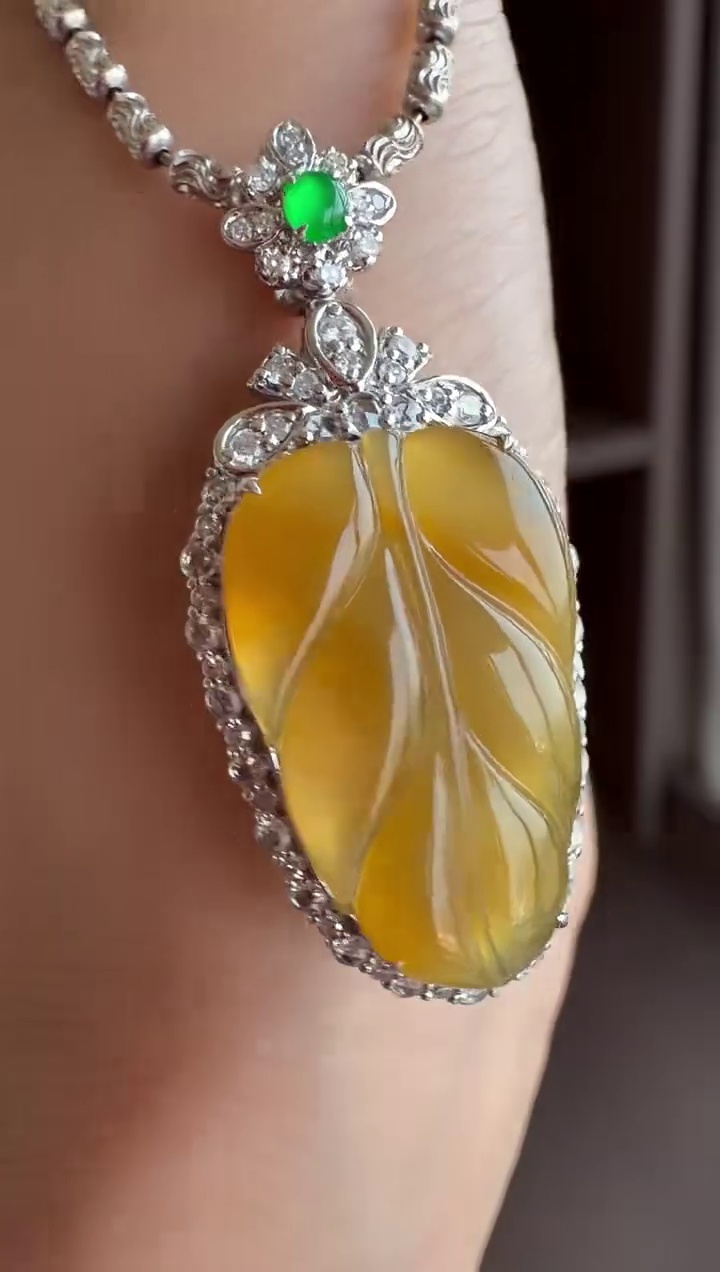 18K 金滿鑽豪華鑲嵌滿冰黃翡開天窗葉子吊墜 36mm|金枝玉葉・有種有色・冰透富貴 5 18K 金滿鑽豪華鑲嵌滿冰黃翡開天窗葉子吊墜 36mm|金枝玉葉・有種有色・冰透富貴 - Image 5