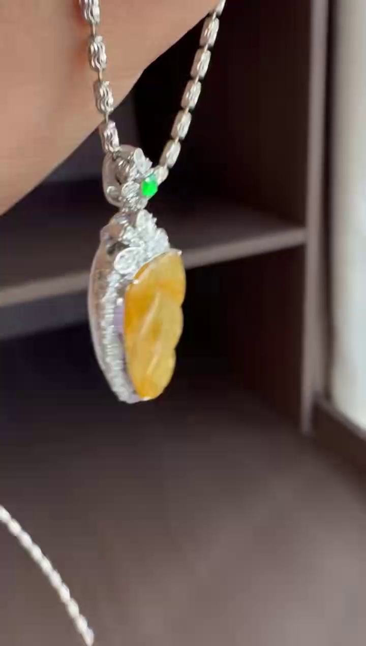 18K 金滿鑽豪華鑲嵌滿冰黃翡開天窗葉子吊墜 36mm|金枝玉葉・有種有色・冰透富貴 7 18K 金滿鑽豪華鑲嵌滿冰黃翡開天窗葉子吊墜 36mm|金枝玉葉・有種有色・冰透富貴 - Image 7