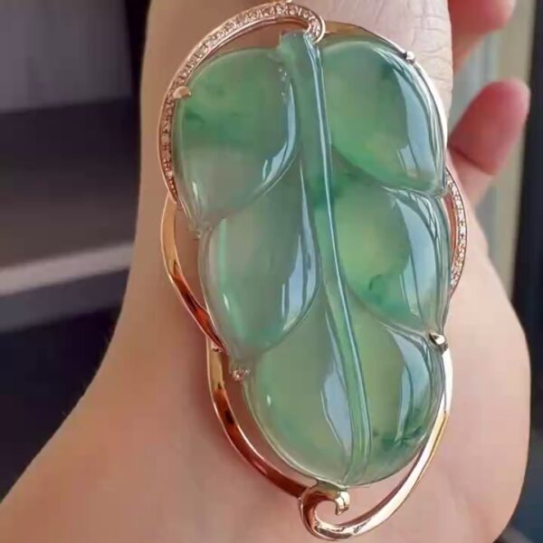18K 金重金鑽石豪華鑲嵌冰種飄藍花大尺寸翡翠葉子毛衣鏈 58mm｜金枝玉葉・冰潤飄花・重金奢華