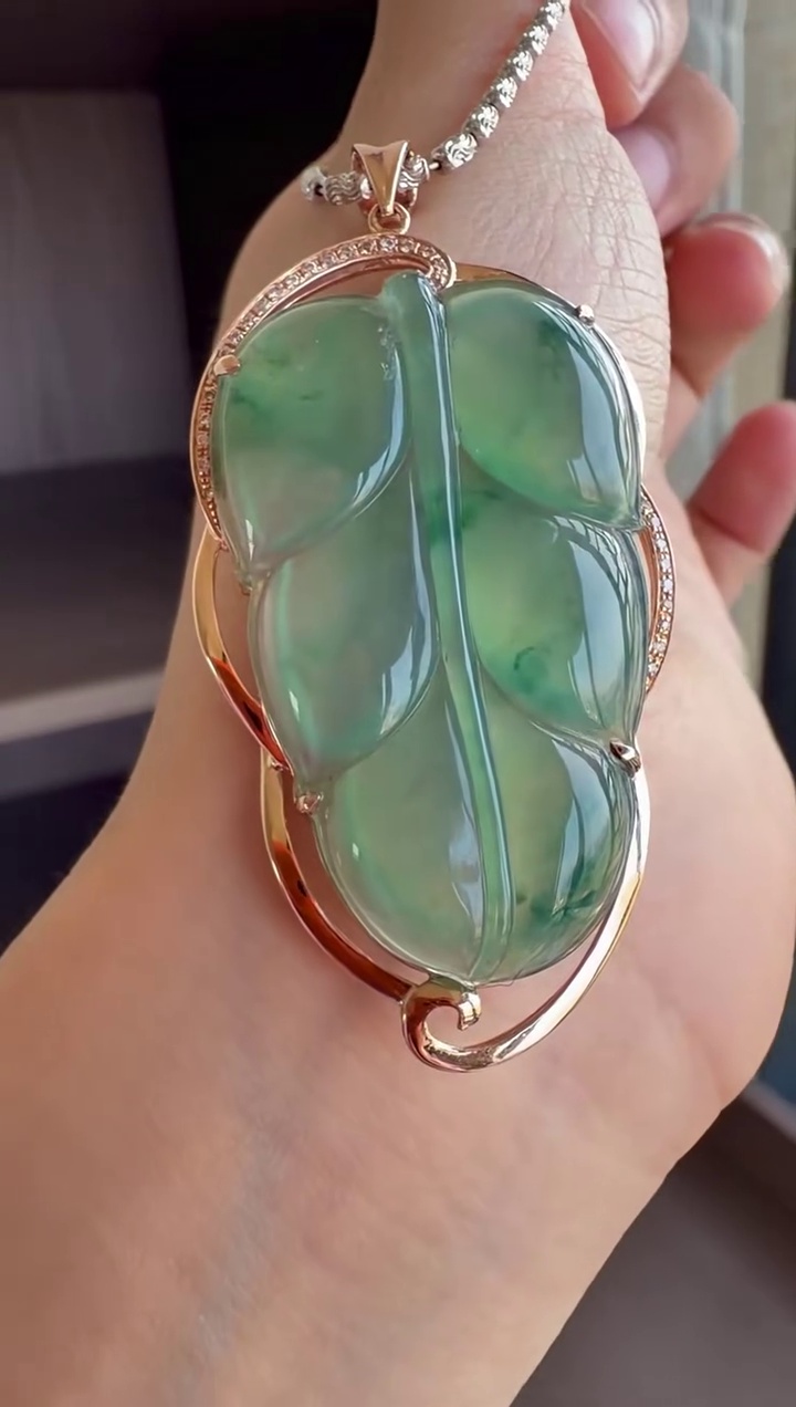 18K 金重金鑽石豪華鑲嵌冰種飄藍花大尺寸翡翠葉子毛衣鏈 58mm|金枝玉葉・冰潤飄花・重金奢華 2 18K 金重金鑽石豪華鑲嵌冰種飄藍花大尺寸翡翠葉子毛衣鏈 58mm|金枝玉葉・冰潤飄花・重金奢華 - Image 2